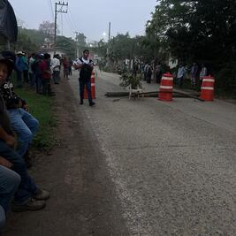 Bloquean carretera Huejutla–Tamazunchale por falta de pago a ejidatarios
