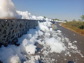 Pobladores piden atención al problema de acumulación de espuma en carretera Alfajayucan-Chilcuautla