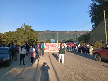 Maestros bloquean carretera en Atlapexco en rechazo a reforma del ISSSTE
