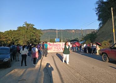 Maestros bloquean carretera en Atlapexco en rechazo a reforma del ISSSTE