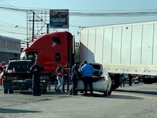 Motociclista queda bajo tráiler tras accidente en la México-Pachuca
