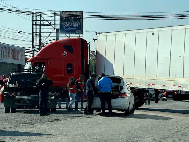 Motociclista queda bajo tráiler tras accidente en la México-Pachuca