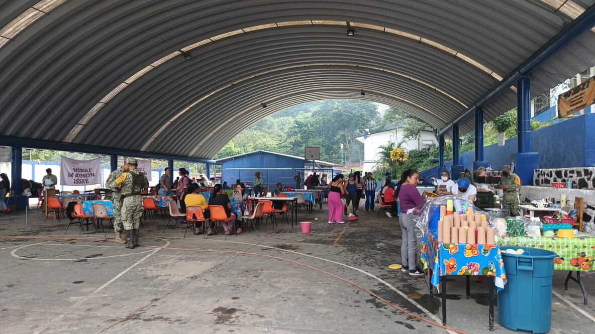 Comedor comunitario instalado en el bachillerato de la cabecera municipal de Huehuetla donde preparan 3 mil raciones diarias para damnificados por las inundaciones y derrumbes
Fotos Lourdes Naranjo