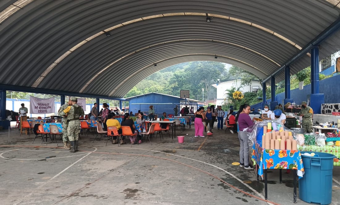 Comedor comunitario instalado en el bachillerato de la cabecera municipal de Huehuetla donde preparan 3 mil raciones diarias para damnificados por las inundaciones y derrumbes
Fotos Lourdes Naranjo