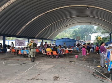 Mujeres y Sedena cocinan 3 mil raciones diarias para damnificados en Huehuetla