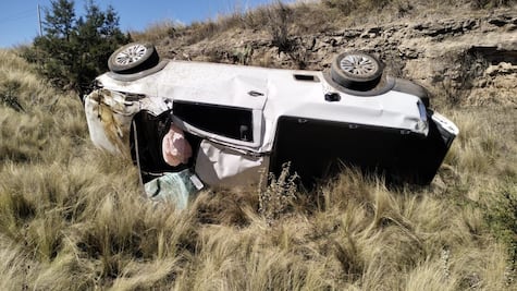 Camioneta vuelca en la carretera México-Tuxpan; el conductor sale ileso