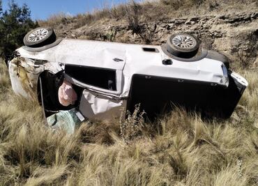 Camioneta vuelca en la carretera México-Tuxpan; el conductor sale ileso