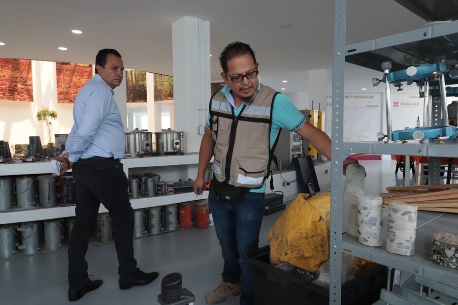 En el Laboratorio de Materiales estatal se reciben piezas para confirmar desde el grosor de la capa de asfalto hasta la calidad de la grava, arena y otros componentes de una obra de infraestructura I Foto: Luis Soriano