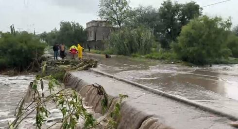 Se desborda arroyo en Alfajayucan; afecta carretera