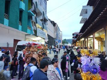 Pese al frío en Huejutla, cientos de personas acuden a la Cabalgata de Reyes  