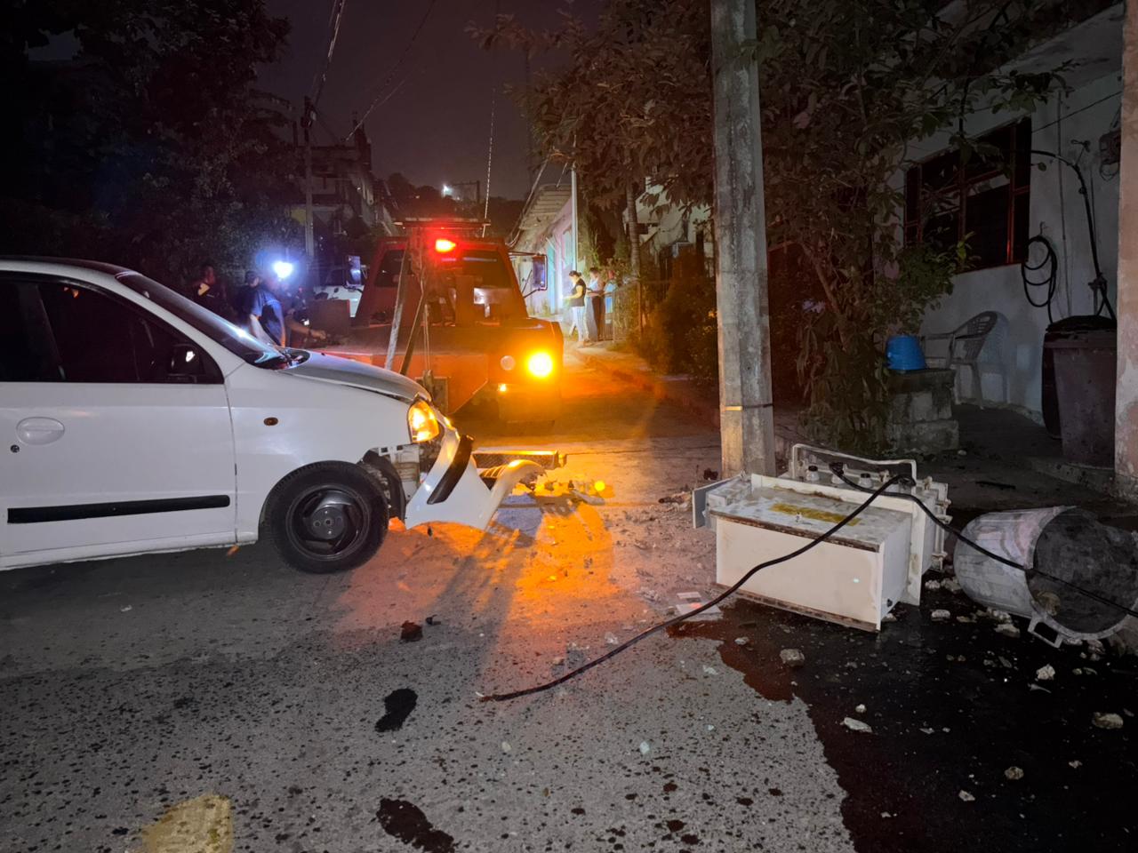 Choque derriba poste y deja sin luz a vecinos en Huejutla; conductor ...