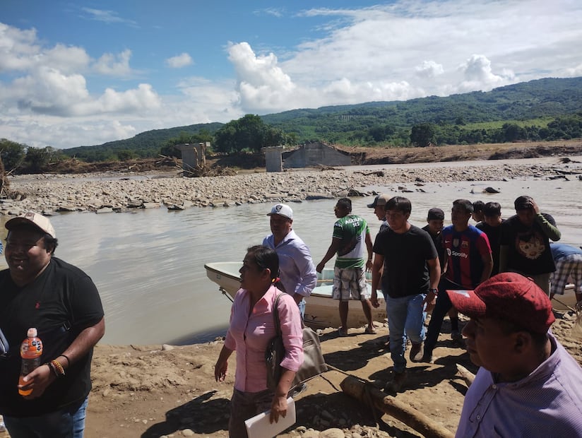 Colapso de puentes deja incomunicadas a 18 comunidades en Huautla; familias lo perdieron todo | Foto: Francisco Bautista