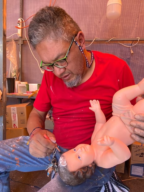 Faustino García Vera continúa reparando figuras de niños Dios como desde hace más de cuatro décadas que inició.