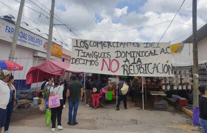 Riña por control de tianguis en Acayuca termina con camión incendiado