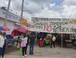 Riña por control de tianguis en Acayuca termina con camión incendiado