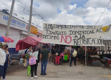 Riña por control de tianguis en Acayuca termina con camión incendiado