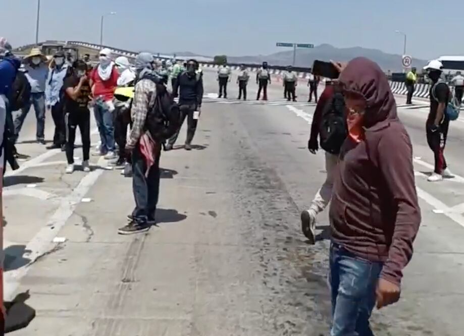 ntegrantes de la escuela Normal Rural Luis Villareal, conocida como El Mexe, realizan un bloqueo parcial sobre la autopista Libramiento Norte de la Ciudad de México Foto: Especial
