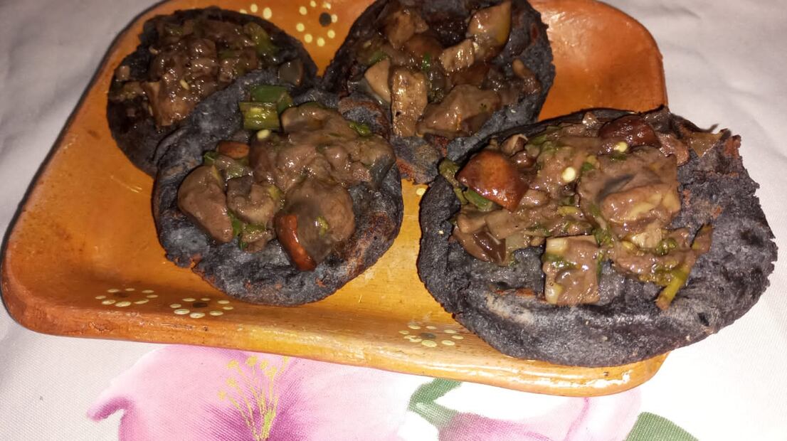 Canasta de hongos, Tlaxcales acompañados de chocolatzintli, dulce de chilacayote, chileatole, hongarillas y sopes de panza silvestre. Fotos operadora turística indígena FFF