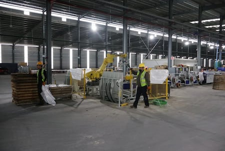 Continúa operando Time Ceramics con solo una de tres líneas de producción