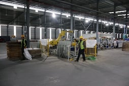 Continúa operando Time Ceramics con solo una de tres líneas de producción