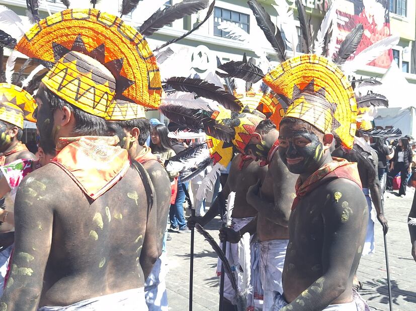 Entre penachos y tizne, la voz joven que mantiene vivo el carnaval de Huejutla | Foto: Cinthya Carbajal