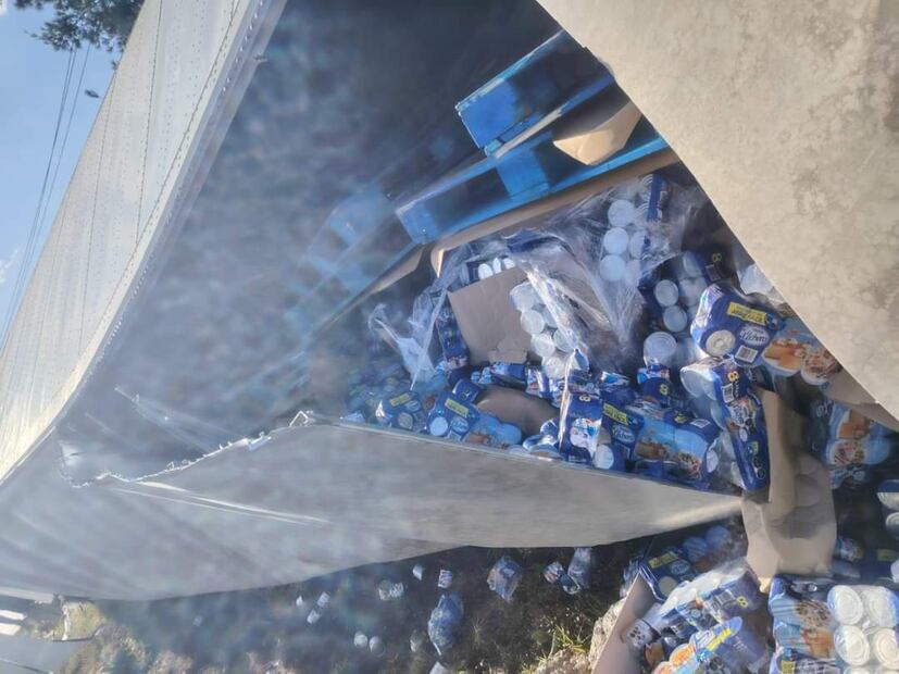 Volcadura de tráiler cargado de leche condensada provoca rapiña en la México-Tulancingo | Foto: Especial