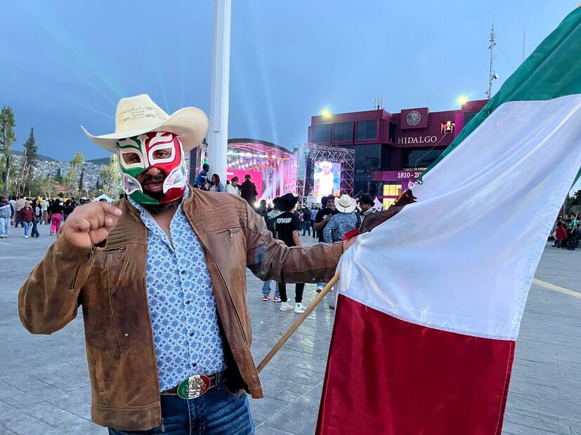 Fidencio Mejía tenía 26 años en Estados Unidos pero ante el sentimiento de cambio en Hidalgo, regresó para celebrar las fiestas patrias. 

Foto: Ricardo Calleja
