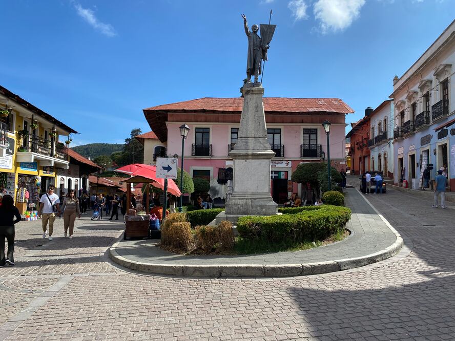 El jueves pasado, la empresa paraestatal suspendió el suministro de energía eléctrica de todos los inmuebles del ayuntamiento de Real Monte, incluyendo las lámparas que alumbran las calles. Un día después, cuando se inauguró el Festival de la Plata, el servicio fue reinstalado con un amparo. I Foto: Luis Soriano