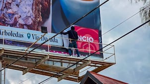 Pachuca retirará publicidad instalada en viviendas; está prohibido y son riesgo ante vientos