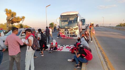 Normalistas retienen autobuses para regresar a Francisco I. Madero