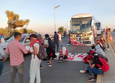 Normalistas retienen autobuses para regresar a Francisco I. Madero