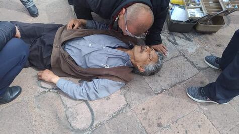 Hombre extraviado en Plaza Juárez busca desesperadamente reunirse con su familia