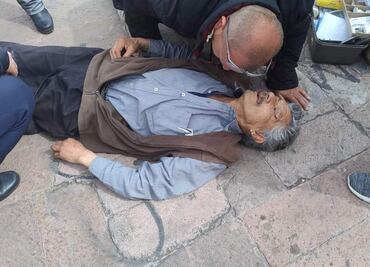 Hombre extraviado en Plaza Juárez busca desesperadamente reunirse con su familia