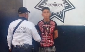 Atrapan a sujeto que hace pintas en bancas en el centro de Pachuca