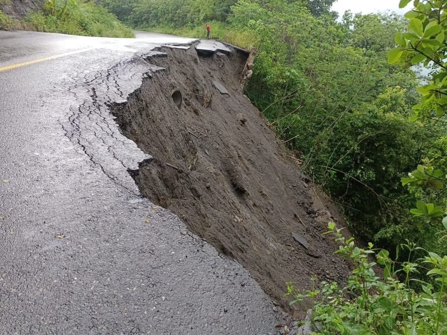 Automovilistas y transportistas que circulan sobre la vía federal México- Tampico, piden a los conductores que extremen precauciones al momento de circular a la altura donde se encuentra la falla geológica I Foto: Especial