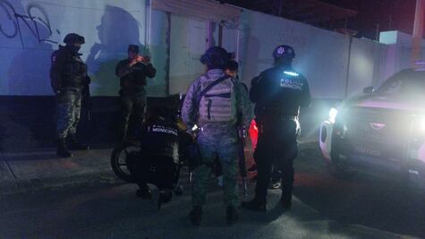 Revisa la policía a conductores de motocicletas y transporte público