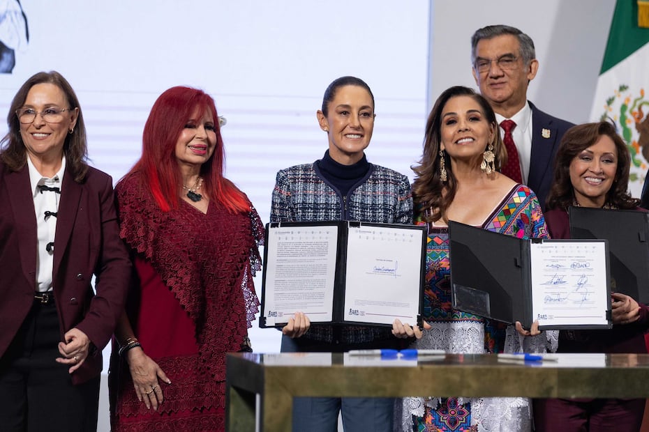 La presidenta Claudia Sheinbaum Pardo presentó los Polos de Bienestar, como parte del Plan México, para fortalecer la inversiones nacionales y extranjeras. Imagen: Con la presencia de 12 gobernadores y el secretario de Economía, Marcelo Ebrard, firman carta de intención para el arranque de los primeros 15 polos. Jueves 26 de junio de 2025. Foto: Agencia EL UNIVERSAL/Hugo Salvador/RDB.
