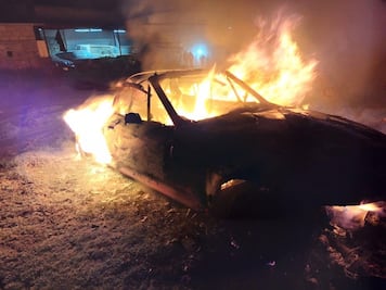 Controlan incendio de vehículo en Mineral del Monte