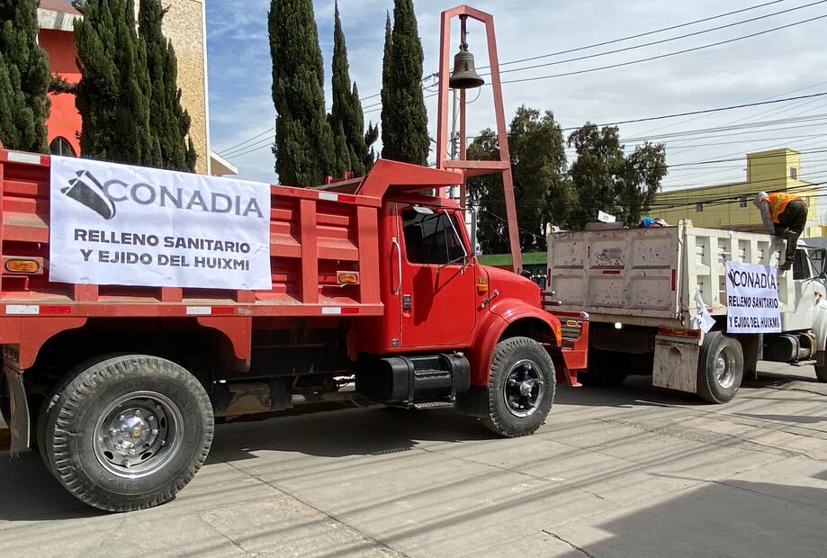 un grupo de ejidatarios de El Huiximí y personal de la empresa Conadia comenzaron a recolectar los montones apilados en algunas calles del municipio de manera gratuita. Foto: Luis Soriano