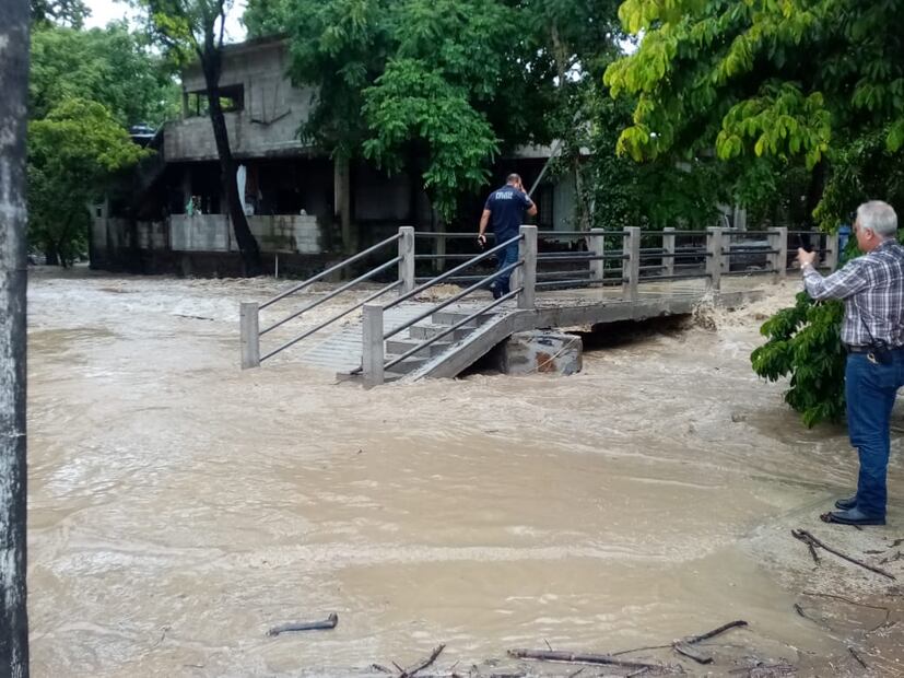 Familias que mantienen sus domicilios en el margen del río que cruza por la comunidad de Zacayahual, San Felipe Orizatlán, cada año en temporadas de lluvias, o huracanes viven en zozobra debido a que sus domicilios construidos en la orilla de la ribera sufren inundaciones. I Foto: Especial