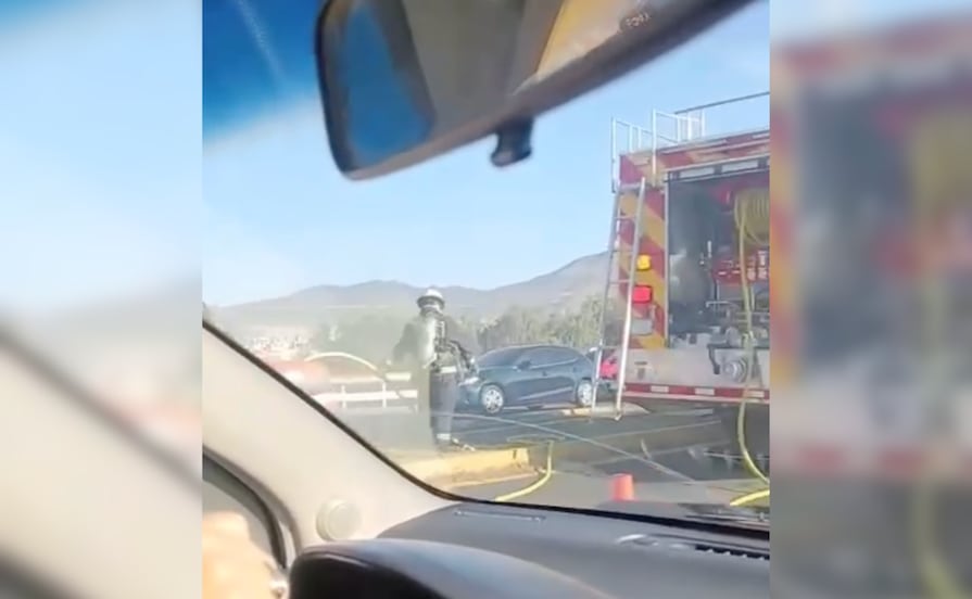 Conato de incendio en puente de la Glorieta 24 Horas alarma a automovilistas