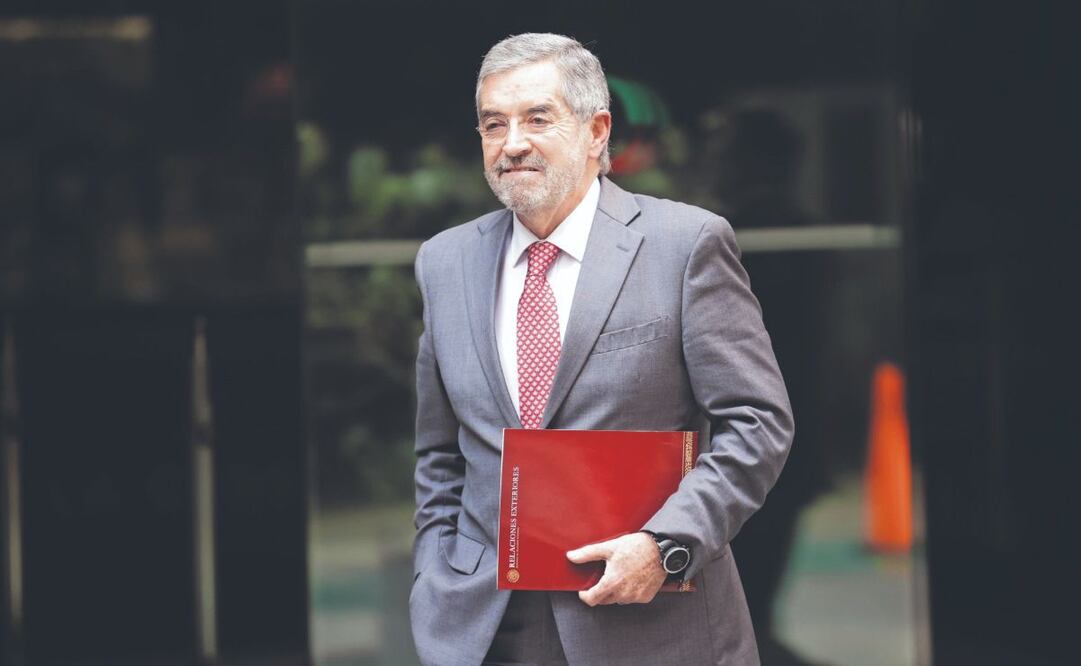 El canciller Juan Ramón de la Fuente a su arribo para participar en la plenaria de Morena en el Senado. Foto Especial