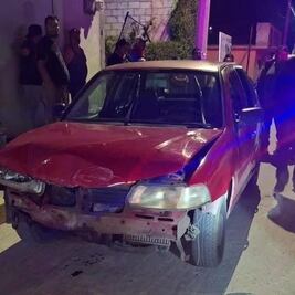 Choque entre auto y camioneta provoca volcadura en Jagüey Blanco; conductor responsable escapa