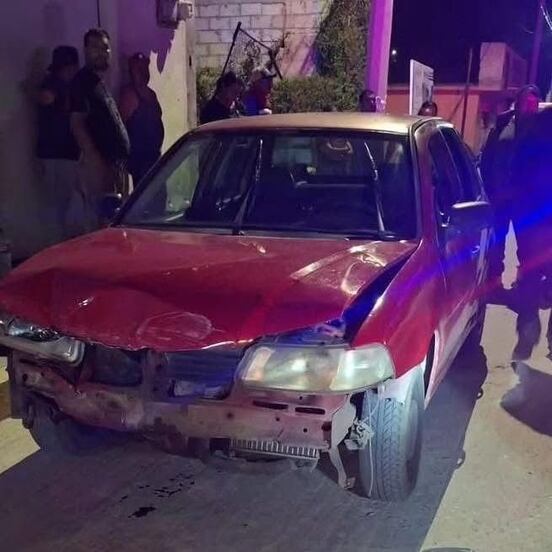 Choque entre auto y camioneta provoca volcadura en Jagüey Blanco; conductor responsable escapa