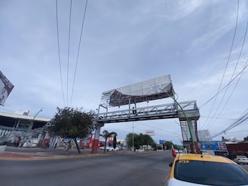 Exregidores priistas frenaron retiro de publicidad en puentes peatonales