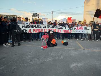 Manifestación universitaria llega a la plaza de Toros