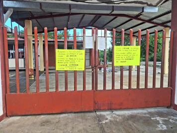 Padres de familia exigen devolución del sello oficial en primaria bilingüe de San Felipe Orizatlán