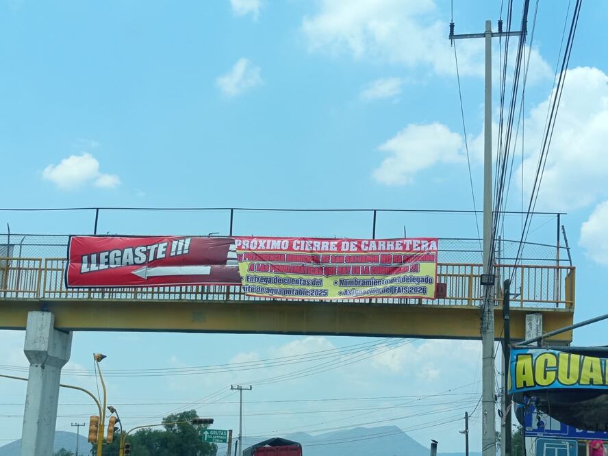 En días recientes fue colocada una lona en un puente peatonal donde se advirtió sobre un posible bloqueo carretero; entre las demandas pendientes se encuentra el nombramiento de las autoridades auxiliares.