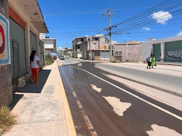 Aguas negras recorren calles de Ampliación El Palmar por colapso de drenaje