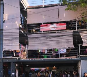 Ayuntamiento de Pachuca detecta bazar sin licencia en edificio de estacionamiento